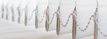 các miếng nhựa 5cm được gài vài chân rèm để tăng độ nặng cho lá rèm, tranh bị bay khi gió thổi mạnh. các miếng nhựa 5cm được gài vài chân rèm để tăng độ nặng cho lá rèm, tranh bị bay khi gió thổi mạnh.