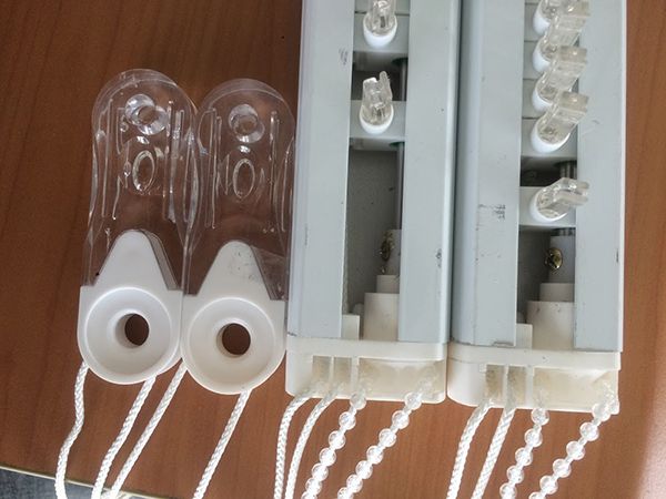 Thanh của các loại rèm lá dọc được làm băng hợp kim nhôm. Phía trong thanh có các bi trượt bằng nhựa giúp lad rèm có thể xoay lật hoặc kéo, kéo vào. Thanh của các loại rèm lá dọc được làm băng hợp kim nhôm. Phía trong thanh có các bi trượt bằng nhựa giúp lad rèm có thể xoay lật hoặc kéo, kéo vào.