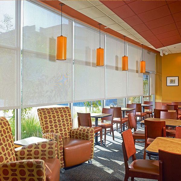 Mẫu rèm cuốn lưới lỗ thoáng thường dùng cho thiết kế không gian mở