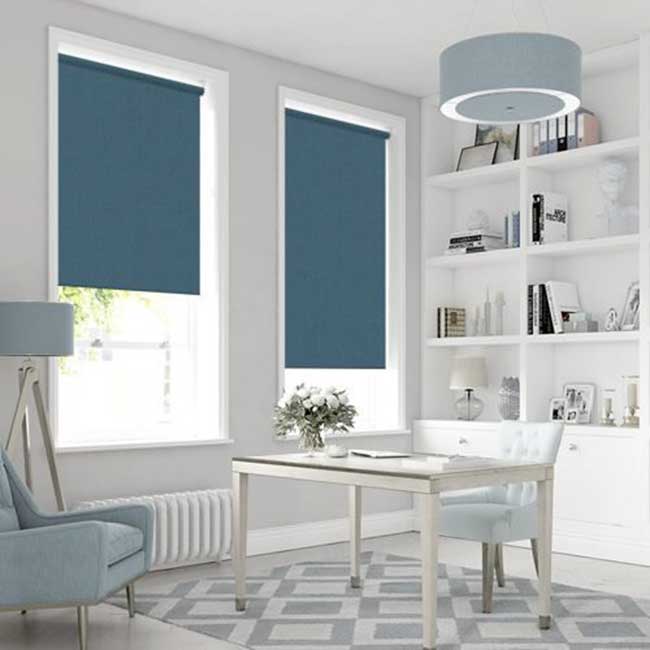 Rèm cuốn phòng khách cản sáng màu xanh đẹp
